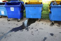 Kontajnery pri zdravotnom stredisku